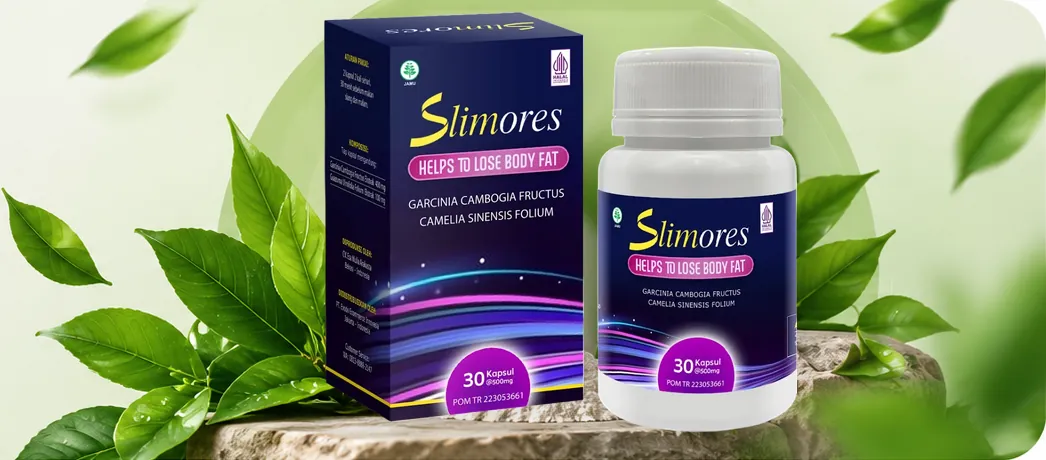 Slimores di atas batu dikelilingi daun teh hijau